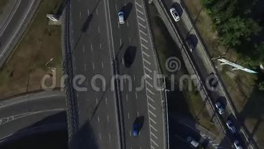 <strong>汽车</strong>在公路交汇处<strong>行驶</strong>。 在高速公路桥上可看到<strong>汽车</strong>交通